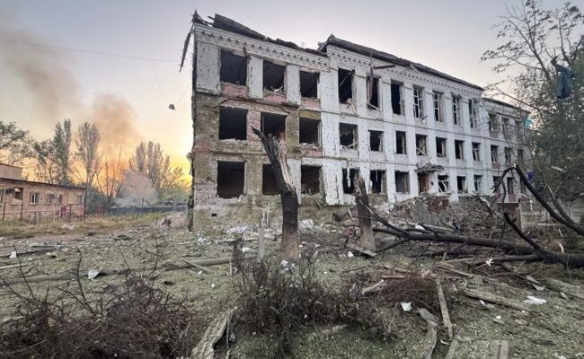 😱 Це жааах❗РФ вдарила авіабомбами ФАБ-250 по багатоповерхівці у Костянтинівці🥺