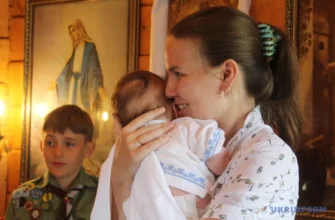 “Син як найвища нагорода”: Важкопоранений воїн уперше побачив свою дитину в лікарні — малюка він назвав на честь командира, що врятував йому життя.