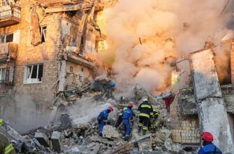 Жінка шукає дочку з онучкою, а чоловік — дружину: що зараз відбувається у Києві на місці російського обстрілу