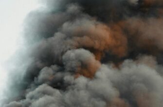 Унаслідок ракетного удару у Мукачеві сталася пожежа: відомо про 12 постраждалих