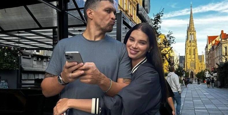Дружина Усика показала, як боксер чистить пилососом… однорічну доньку (відео)