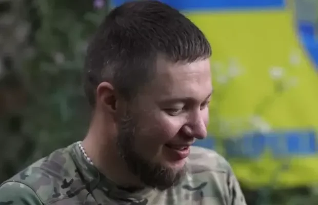 “Біля позиції було багато трупів… Це давило трохи…”: Боєць 57-ї бригади пів року стримував ворога у зруйнованому Вовчанську (відео)