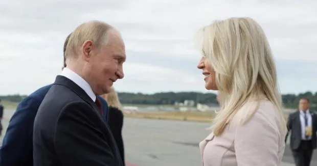 Ефектна білявка: Помічниця Трампа зачарувала Путіна на Алясці (фото)