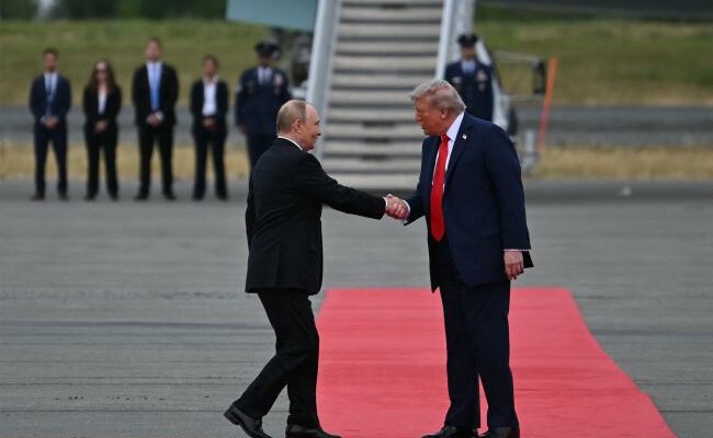 Чи потис Трамп руку Путіну: відео першого контакту