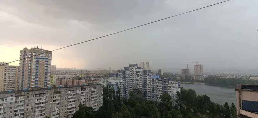 Київ накрила потужна гроза з градом: негода валила дерева, дороги перетворились на річки. Подробиці, фото та відео