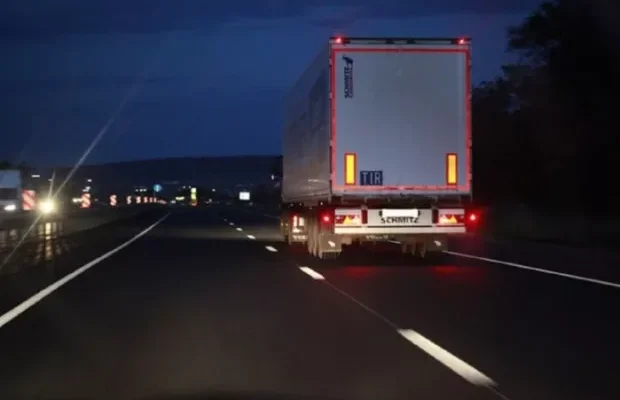 Місцеві зраділи, але влада погрожує покарати порушників: Невідомі змінили розмітку на трасі держзначення під Чернівцями Місцеві зраділи, але влада погрожує покарати порушників: Невідомі змінили розмітку на трасі держзначення під Чернівцями