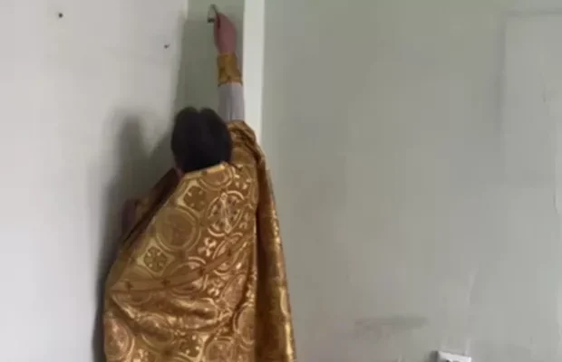 “Ну тепер я за вас спокійний…”: Священник ПЦУ освятив колишнє приміщення Вінницької МСЕК, у мережі прокоментували (відео)