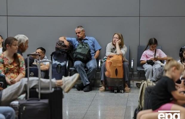 Обмеження на вильоти тривали кілька днів: В аеропорту Сочі пасажири відкладених рейсів з’їли всю їжу (відео) Обмеження на вильоти тривали кілька днів: В аеропорту Сочі пасажири відкладених рейсів з’їли всю їжу (відео)