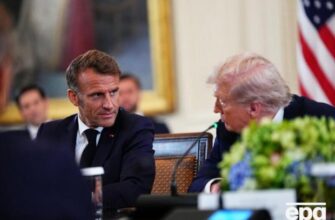 “Путін хоче укласти угоду для мене”: Трамп забув про незнятий мікрофон, коли поділився “секретом” із Макроном (відео)