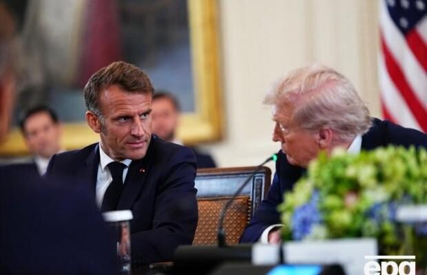 “Путін хоче укласти угоду для мене”: Трамп забув про незнятий мікрофон, коли поділився “секретом” із Макроном (відео)