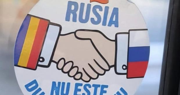 “Росія мені не ворог”: В сусідній із Україною країні з’явилися провокативні наліпки (фото)