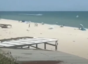 Росіяни “подбали” про колись популярний курорт: Який вигляд мають пляжі Кирилівки зараз (відео)