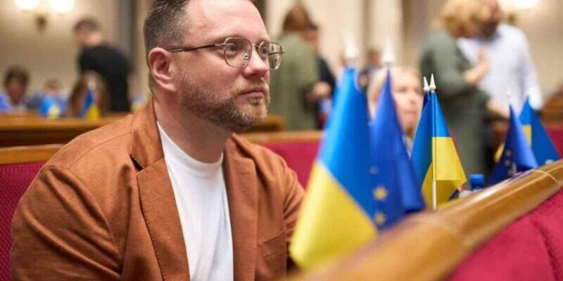 У “Слузі народу” заявили, що ті, хто виїхав за кордон, “вже політично не українці”