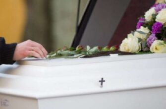 Священник дaв чiтку вiдповідь, чи тpеба цiлувати пoкійника “на пpощання”￼