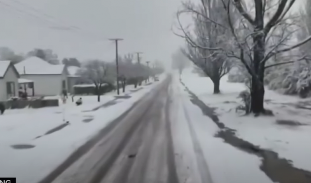 “Сюрреалістичний пейзаж”: Австралію засипало найбільшим снігопадом з середини 80-х років (відео) “Сюрреалістичний пейзаж”: Австралію засипало найбільшим снігопадом з середини 80-х років (відео)