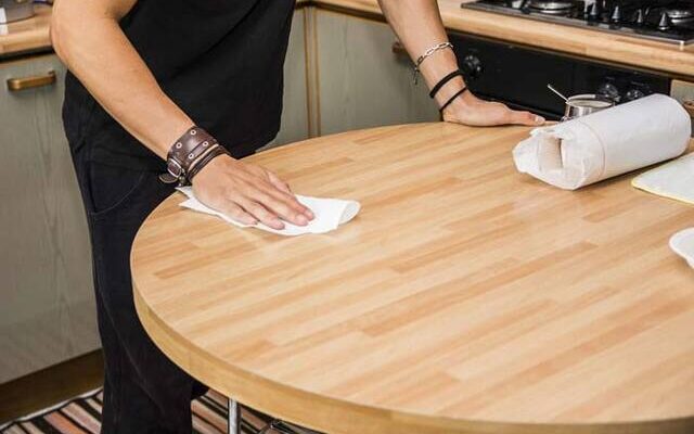 Що не можна робити зі столом, аби не притягнути біди та злидні: народні прикмети