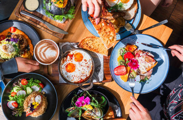 Це може здивувати! Вчені назвали найкращий сніданок у відпустці