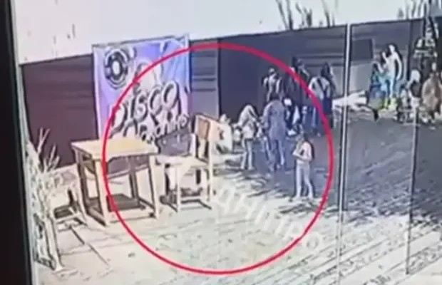 “У Єви дві тріщини в черепі”: У Дніпрі на дитину впала інсталяція стільця в одному з парків (відео)