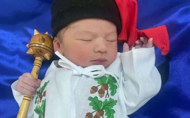 У Луцьку новонародженого назвали Ато та вдягнули в вишиванку (фото)