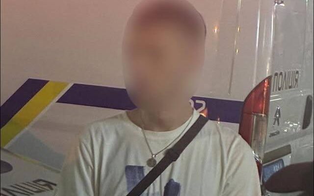 У Львoві затpимали чолoвіка, який стpіляв на вул. Волoдимира Вeликого