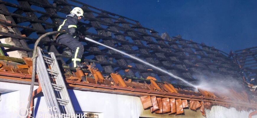 У Рівному рятувальники ліквідували масштабну пожежу: відомо, що палало (ВІДЕО) У Рівному рятувальники ліквідували масштабну пожежу: відомо, що палало (ВІДЕО)