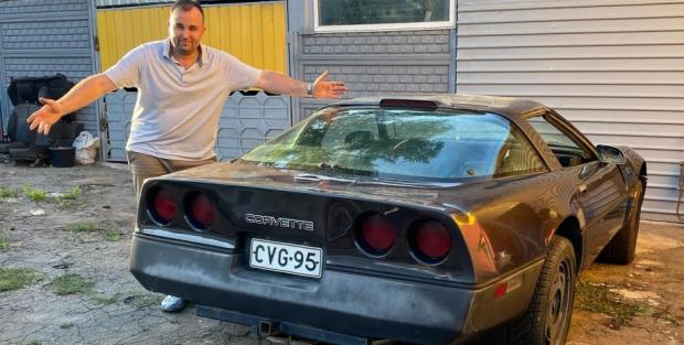 У селі на Полтавщині раптово виявили покинутий Chevrolet Corvette 80-х (відео)