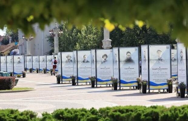 У центрі Ірпеня жінка била портрети загиблих бійців і показувала непристойні жести (відео) У центрі Ірпеня жінка била портрети загиблих бійців і показувала непристойні жести (відео)