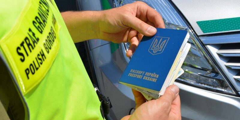 Українець буянив у літаку на Барселону: його «заспокоїли» польські прикордонники