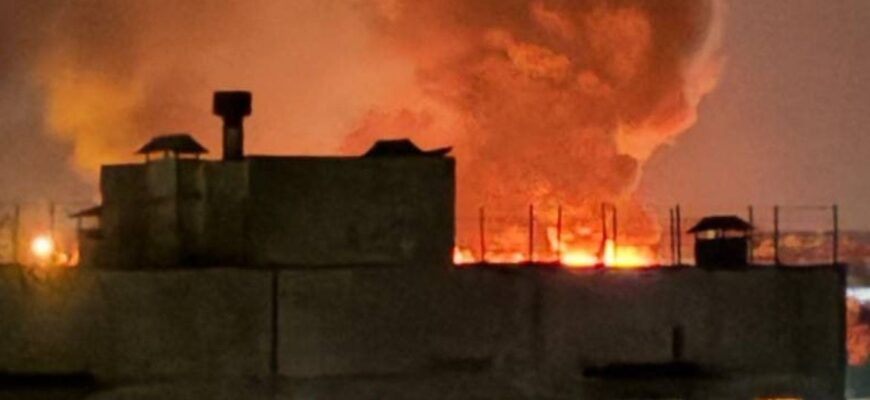 Українські дрони спалили об’єкти армії РФ в Єнакієвому: у Мережі показали кадри масштабної пожежі