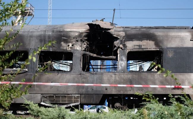 “Укрзалізниця” показала, який вигляд має потяг “Інтерсіті” після прицільного удару РФ – Ми з України