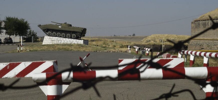 У Вірменії взяли в облогу військову базу РФ і зажадали виведення російських військ
