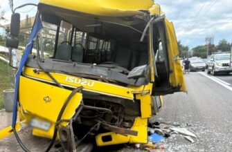 Велика трагедія! маршрутка врізалася в автобус на зупинці! Повно загuблих