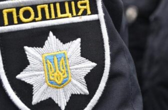 Все пішло не так: Мешканка Харкова запросила гостей до себе на день народження, а ті пристебнули її кайданками до дерева, побили та пограбували​
