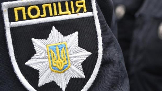 Все пішло не так: Мешканка Харкова запросила гостей до себе на день народження, а ті пристебнули її кайданками до дерева, побили та пограбували​