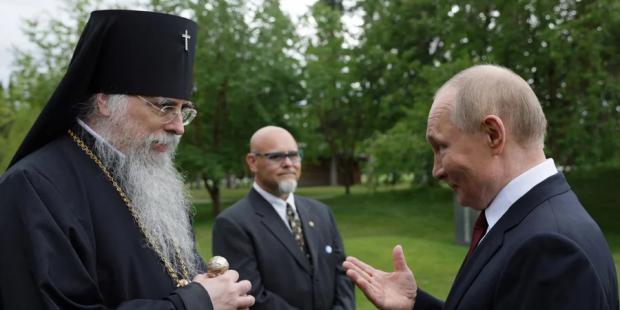 “Ви знаєте нашу офіційну позицію…”: Архієпископ Православної церкви в Америці перепросив за свою зустріч із Путіним на Алясці