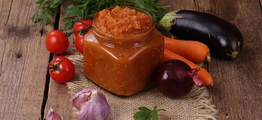Три кілограми баклажанів знадобляться для приготування густої зимової закуски