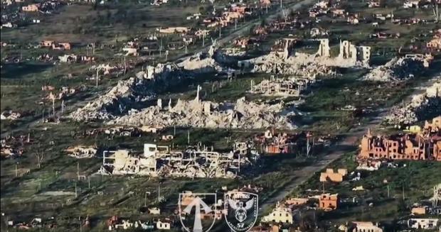 Земля та цегла: У ЗСУ показали, на що російські загарбники перетворили Вовчанськ (відео)