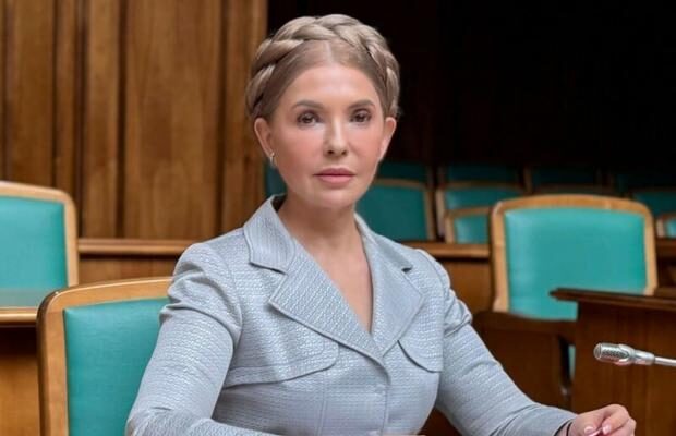 Зі своєю фірмовою косою позувала, обіймаючи духовника Трампа: Юлія Тимошенко відвідала молитовний сніданок у Києві (фото)