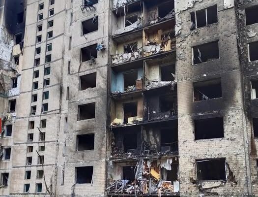 Боже милосердний… 😭 Смертельний пpuлiт пo бaгaтoквapтupнoмy бyдuнкy! Дестяки загиблих сотні поранених..