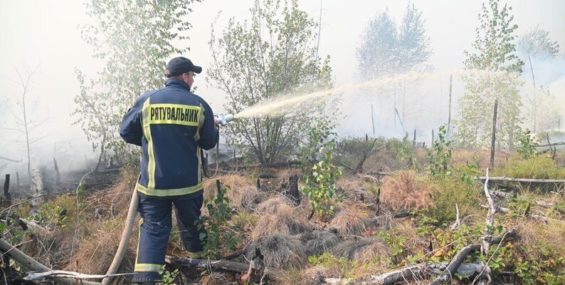 18 годин працюють рятувальники: На півночі Рівненщини горить ліс