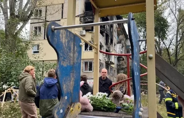 “Була за кордоном, повернулася до школи”: Що розповіли сусіди про 12-річну школярку, яка загинула під час удару по Києву