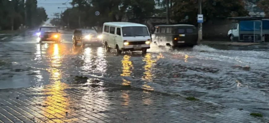 Червоний рівень небезпеки через зливу: в Одесі школи перевели на дистанційне навчання
