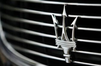 Чиясь мрія: У Києві серед вулиці гниє унікальна автівка вартістю з трикімнатну квартиру (фото)