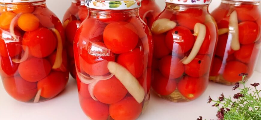 Бабуся навчила класти в банки “золотий інгредієнт”: томати виходять смачніші за свіжі – це 100 зі 100