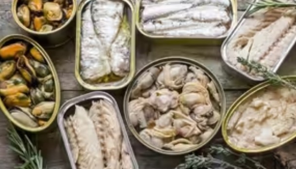 Не купуйте їх в жодному разі! Назвали три найгірші консерви на полицях українських магазинів