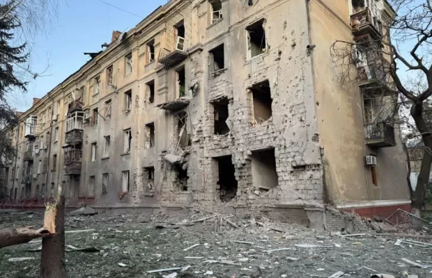 Росія вдарила бомбами по центру Краматорська, багато людей поранено (фото)