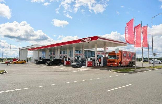 Росіяни кажуть про “катастрофу”: Паливна криза дійшла до Москви та областей – ціни злетіли, але заправитись нічим