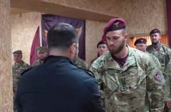 Неочікуваний жест Президента на нагородженні! ЗЕЛЕНСЬКИЙ змусив зал вибухнути емоціями. Подивіться на солдатів…