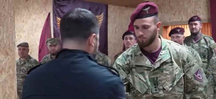Неочікуваний жест Президента на нагородженні! ЗЕЛЕНСЬКИЙ змусив зал вибухнути емоціями. Подивіться на солдатів…