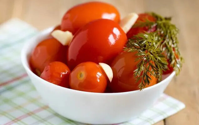 Шикарні квашені помідори у відрі за бабусиним рецептом: будуть готові через 4 дні